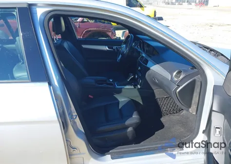 2012 Mercedes-Benz C 250 Sport z USA, uszkodzony, nr VIN WDDGF4HB2CR235046